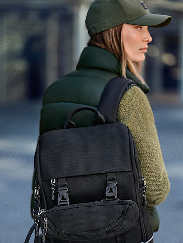 Nahaufnahme von einem Rucksack mit Tasse und Flasche