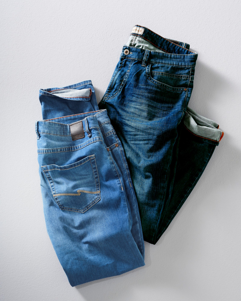 2 Jeans Hosen auf dem Boden