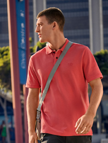 Ein Mann mit  einem orangenen T-Shirt